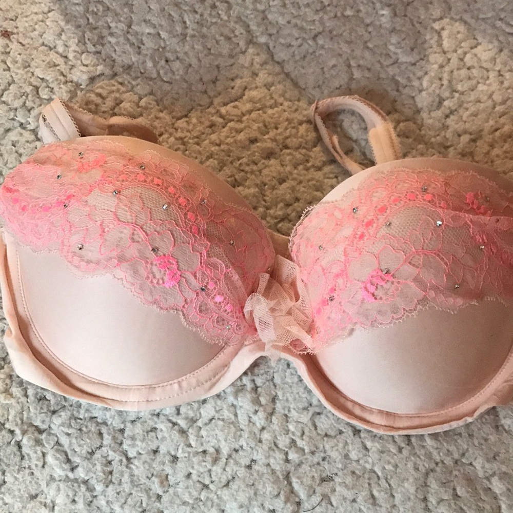 Two Vs Bras - image 5